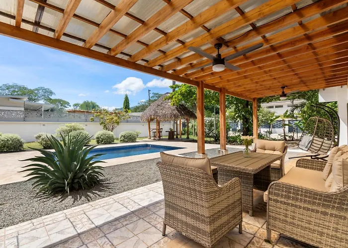 4br Tropical Retreat • Pool • • Golf Cart Сasa de vacaciones